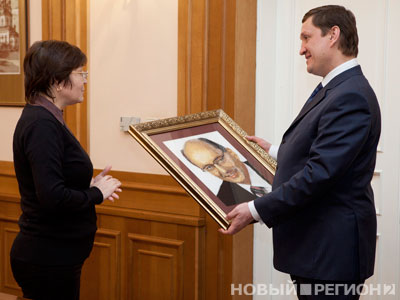 Новый Регион: Губернатора Мишарина начали поздравлять с днем рождения: премьер прислал телеграмму, а свердловчанка – портрет из бисера