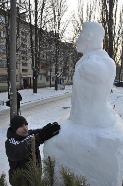 Новый Регион: В Запорожье появился снеговик в виде памятника Сталину (ФОТО)