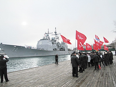 Новый Регион: Севастополь встретил крейсер США немногочисленным пикетом пенсионеров (ФОТО)