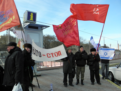 Новый Регион: В Одессе американский ракетный крейсер встретили два десятка пенсионеров с плакатами (ФОТО)