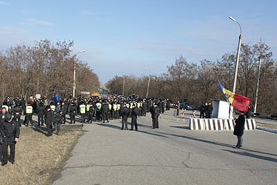 Новый Регион: Жители молдавских сел, митинговавшие у миротворческого поста №9, подрались между собой (ФОТО)