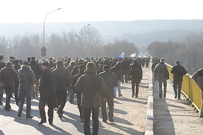 Новый Регион: Жители молдавских сел, митинговавшие у миротворческого поста №9, подрались между собой (ФОТО)