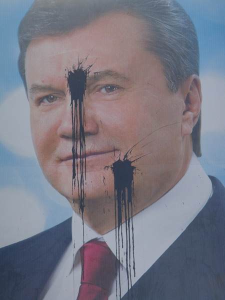 Новый Регион: Владимир Тюнин: Билборды Януковича мажут краской из-за невыполнения властью обещаний, данных русским избирателям (ФОТО)