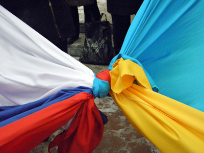 Новый Регион: В Одессе 5-метровые флаги Украины и России связали ''узлом дружбы'' (ФОТО)